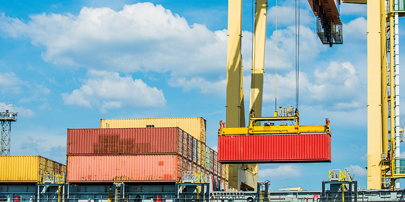 Nave porta-container con una gru nel porto di Riga, Lettonia.Avvicinamento