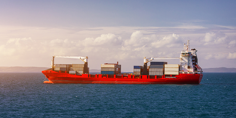 الخدمات اللوجستية والنقل لسفينة شحن الحاويات الدولية في البحر.سفينة شحن الحاويات الدولية في المحيط، نقل البضائع، الشحن، السفن البحرية.